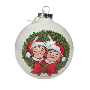CAMPBELL KIDS VINTAGE 1981 CHRISTMAS ORNAMENT – WHITE BALL – WREATH & RED BOW